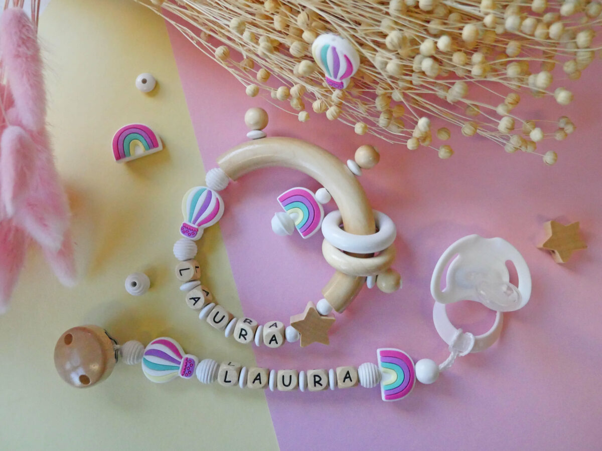 selbstgemachte, personalisierte Schnullerkette und Greifling mit Heißluftballon und Regenbogen
