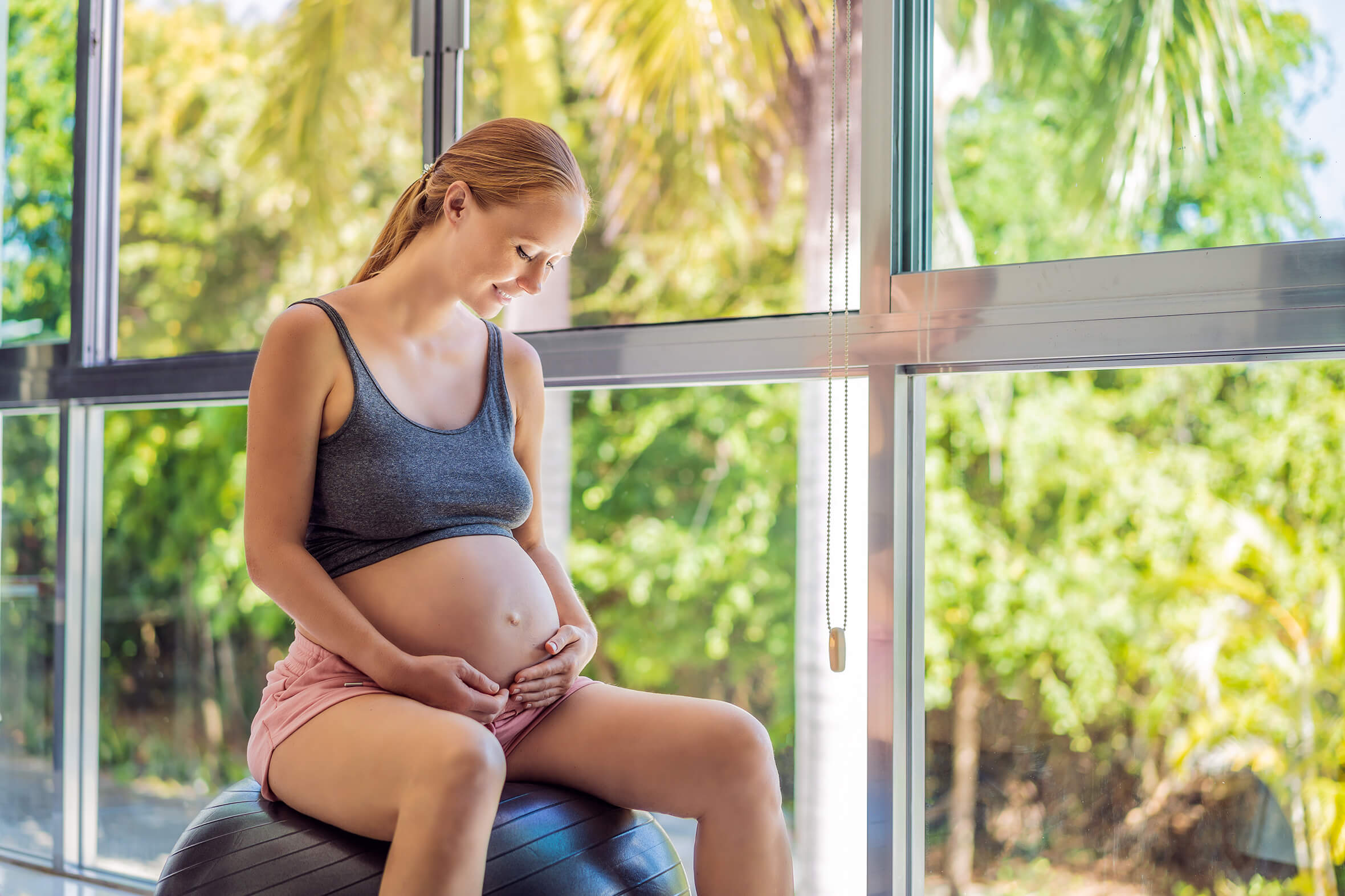 Eine Schwangere macht Sport, um ihr Immunsystem in der Schwangerschaft zu stärken