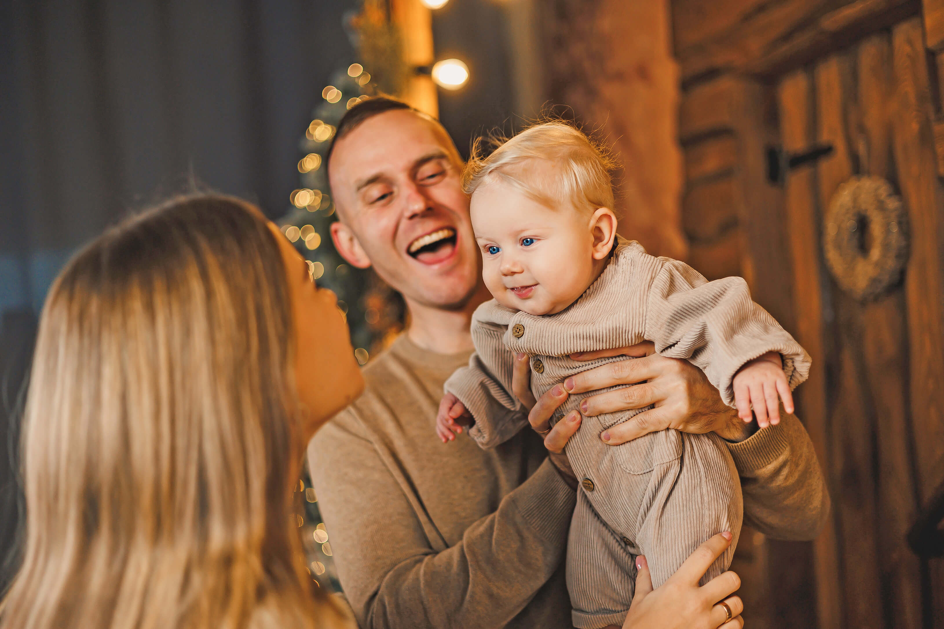 Eltern mit Baby an Silvester, fröhlich