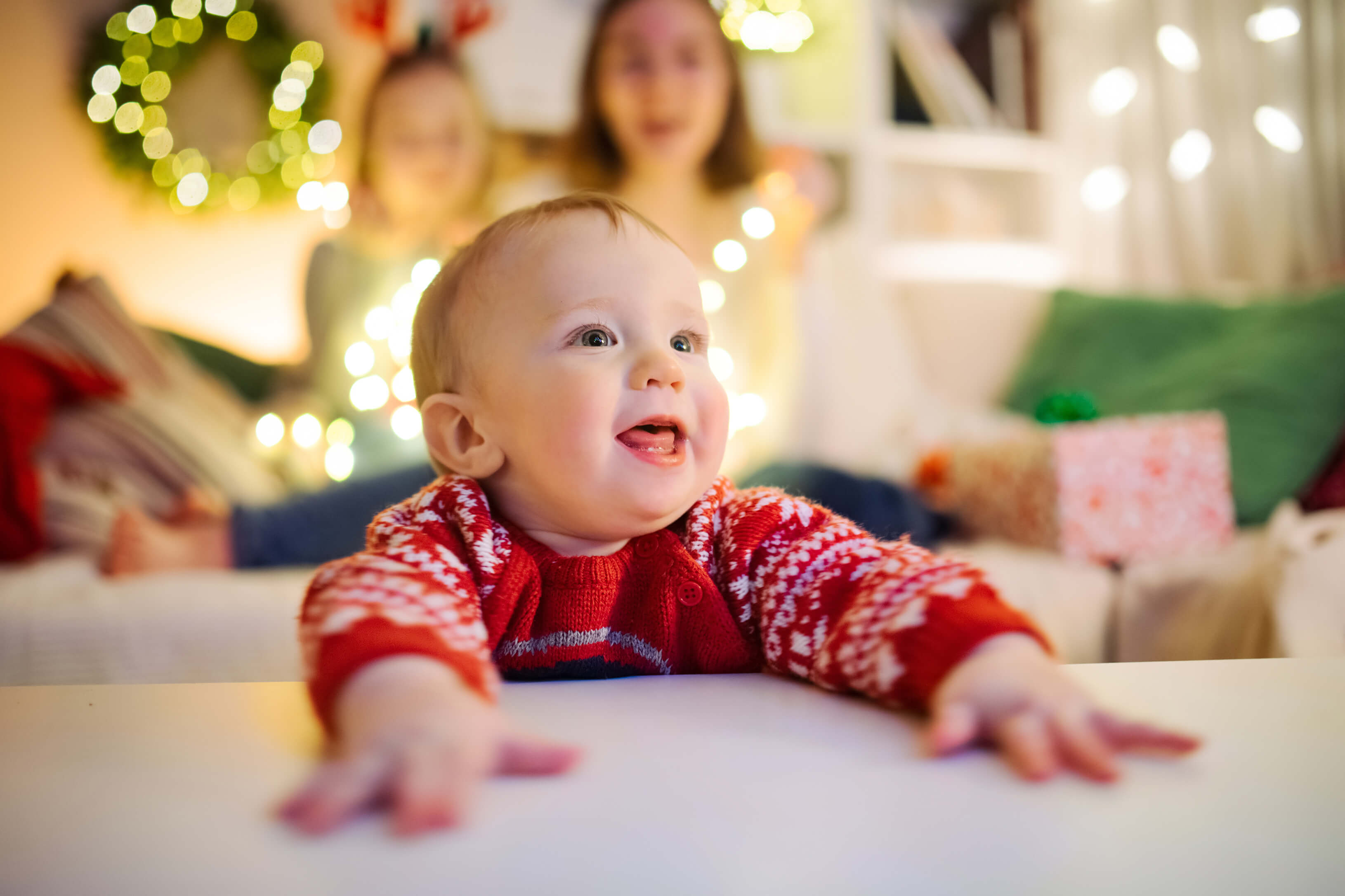 lachendes Baby an Silvester, Lichterketten